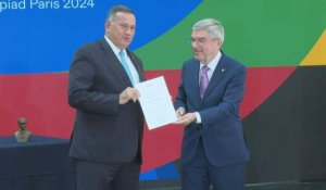 Le président du CIO remet les invitations officielles pour les JO de Paris 2024