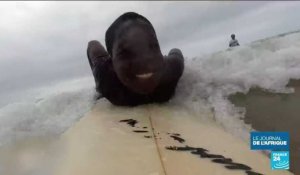 Au Ghana, un club de surf encourage les femmes à dompter les vagues
