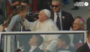 VIDÉO. Visite éclair du pape François à Fatima devant 200 000 fidèles
