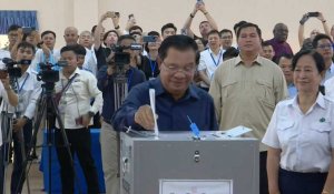 Elections au Cambodge: le Premier ministre Hun Sen vote
