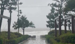 Corée du Sud: mer agitée et vent à Busan à l'approche de la tempête Khanun