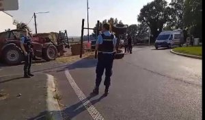 Un tracteur se renverse sur le rond-point de l'Hazewinde à Saint-Sylvestre-Cappel