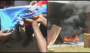 Niger : des manifestants brûlent un drapeau français et attaquent l'ambassade de France