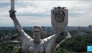 L'Ukraine poursuit sa "dérussification" : la statue de la mère patrie de Kiev perd son emblème soviétique