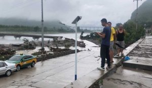 Inondations en Chine : rivière en crue et débris dans les rues de Pékin