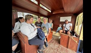 Bergues : le train touristique amène habitants et visiteurs au marché