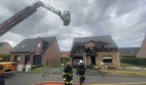 Brebières : la voiture prend feu et embrase une partie de la toiture de l’habitation