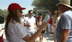 Canicule en Grèce: la Croix-Rouge distribue de l'eau aux visiteurs de l'Acropole