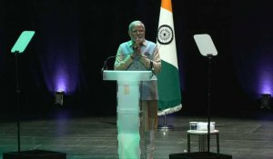 Narendra Modi arrive devant le public de la Seine Musicale