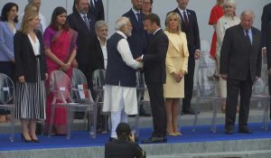 Emmanuel Macron salue Narendra Modi avant le défilé du 14-Juillet
