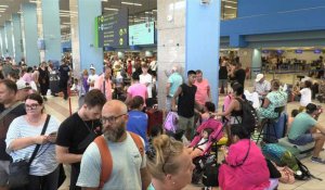 Grèce : des milliers de voyageurs à l'aéroport de Rhodes attendent de pouvoir quitter l'île