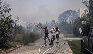 La Grèce lutte contre les flammes : touristes évacués en urgence face à la menace des incendies