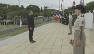 Macron assiste à une cérémonie de prise d'armes à Nouméa