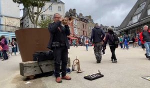 À Vannes, il joue de la trompette dans la rue pour créer du lien