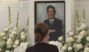 Des Japonais rendent hommage à l'ex-Premier ministre Shinzo Abe, un an après son assassinat