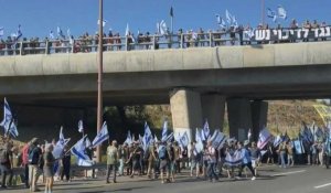 Des Israéliens bloquent une autoroute pour protester contre la réforme judiciaire