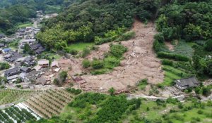 Japon : images aériennes d'un glissement de terrain après des pluies torrentielles