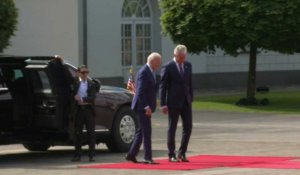Le président lituanien Gitanas Nauseda accueille le président américain Joe Biden à Vilnius