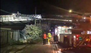 Dampremy : un automobiliste a appelé les secours, un jeune homme voulait sauter du pont et il l'a fait