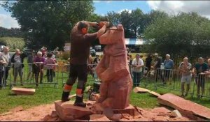 VIDÉO. Nicolas Dorange, sculpteur sur bois réalise un ours avec sa tronçonneuse, à Lizio