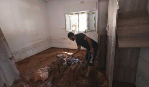 Inondations en Libye: un habitant d'Al Bayda montre sa maison détruite