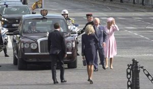 Charles III et Camilla accueillis par le couple Macron sous l'Arc de Triomphe