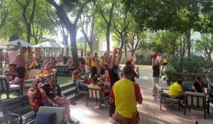 Séville - Lens : les supporters chantent "Les Corons" avant la rencontre