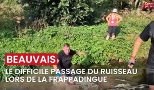 Le difficile passage du ruisseau pour les concurrents de la Frappadingue de Beauvais