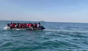 Une embarcation de migrants au large de Dunkerque