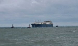 Le Cape Ann, terminal méthanier flottant, arrive dans le port du Havre