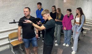Drones et kalachnikovs: en Ukraine, des adolescents s'entraînent à la guerre