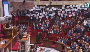 Retraites en France: huées et Marseillaise, ambiance chaotique à l'Assemblée nationale