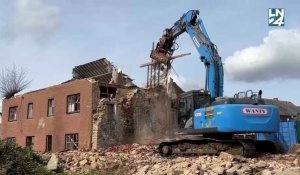 Début de la destruction de la maison de Marc Dutroux à Sars-la-Buissière