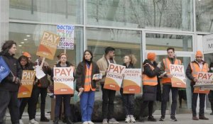 Royaume-Uni: piquet de grève à Londres, alors que des médecins hospitaliers entament une grève