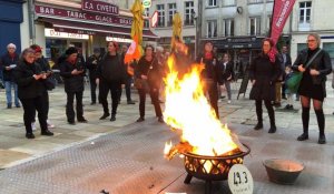 VIDÉO. Réforme des retraites : à La Flèche, une centaine de manifestants ont « brûlé du 49.3 »