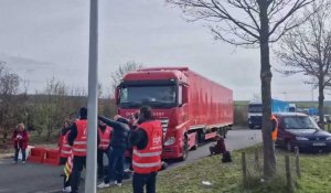 Mobilisation devant le site d'Amazon de Boves (Somme) pour les salaires