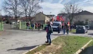 Charleville-Mézières : le cortège de manifestants arrive au lycée Simone-Veil