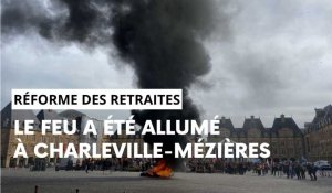 Charleville-Mézières : les manifestants allument un feu de pneus place Ducale 