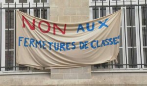 A Paris, parents et enseignants se mobilisent contre les fermetures de classes