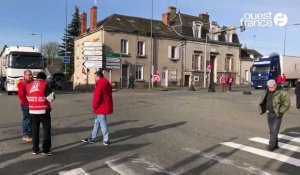 VIDÉO. Grève du 15 mars : à Sablé-sur-Sarthe, un barrage installé au carrefour de la route de Laval