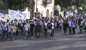 Des Israéliens participent à la "marche des drapeaux" à Jérusalem