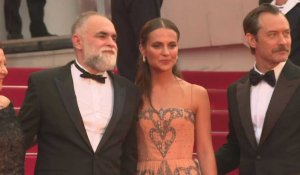 Cannes : Alicia Vikander et Jude Law sur le tapis rouge pour "Firebrand"