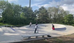 A Vermelles, des jeunes profitent du nouveau skatepark