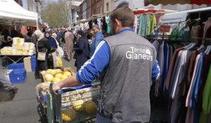 Sur un marché de Lille, des "glaneurs" d'invendus contre la précarité alimentaire