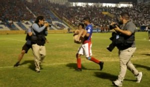 Images de supporters évacués d'un stade de football au Salvador après une bousculade