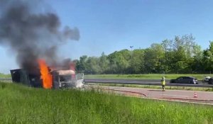 Un camion prend feu sur le bord de l'autoroute A4