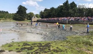 VIDÉO. Ils courent dans la vase au championnat du monde de sabots sur planche