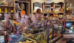 Des chocolats coquins vendus dans une boulangerie-pâtisserie, à Chauny. Mme Coulon nous parle de la collection kamasutra