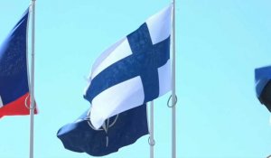 Le drapeau finlandais est hissé à l'Otan alors que le pays devient le 31e membre