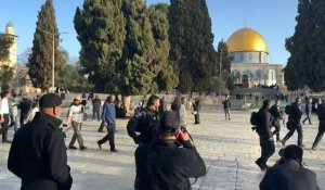 Des juifs religieux sur l'enceinte d'Al-Aqsa après des affrontements nocturnes